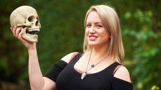 Hapşırdı burnu elinde kaldı