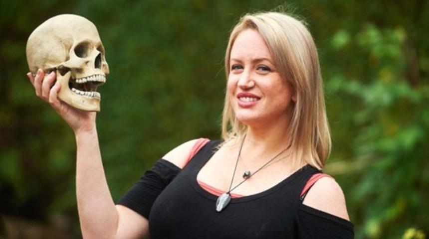 Hapşırdı burnu elinde kaldı