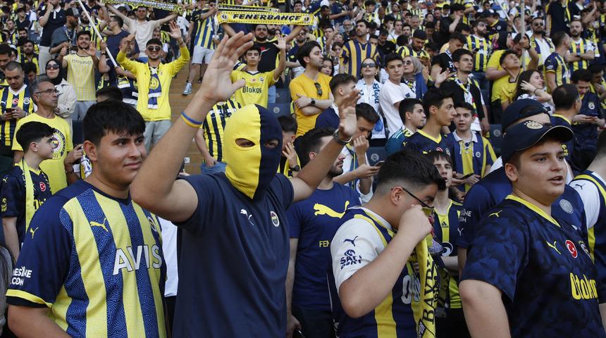 Mourinho için Ülker Stadyumu'nda düzenlenen imza töreninde Aziz Yıldırım tezahüratı!