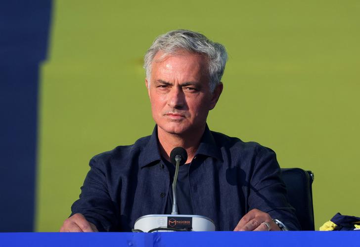 Tüm dünya Fenerbahçe'yi konuştu, Avrupa basını şaşkınlığını gizleyemedi! Mourinho'nun imzası sonrası bu başlıkları attılar: Çılgın kalabalık G2