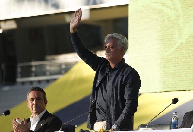  Fenerbahçe'nin yeni hocası Jose Mourinho, ilk basın toplantısını düzenledi. Fenerbahçe'deki planları ve transferlere dair de konuşan Mourinho, Aziz Yıldırım'ın sözlerine de yanıt verdi.  640xauto