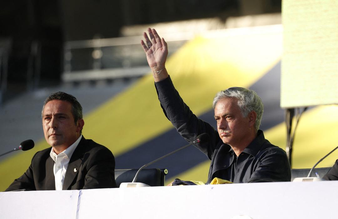 T&uuml;m d&uuml;nya Fenerbah&ccedil;e'yi konuştu, Avrupa basını şaşkınlığını gizleyemedi! Mourinho'nun imzası sonrası bu başlıkları attılar: &Ccedil;ılgın kalabalık