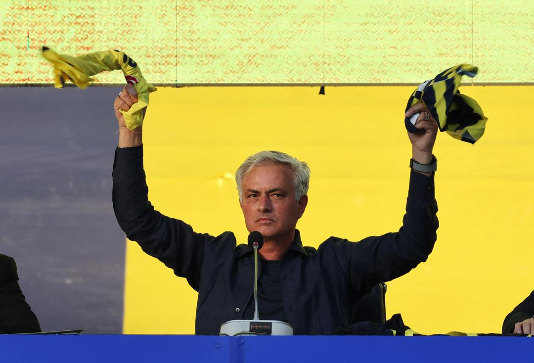 Fenerbah&ccedil;e'nin yeni hocası Jose Mourinho resmi imzayı attı! A&ccedil;ıklamaları dikkat &ccedil;ekti "Ben artık size aitim"
