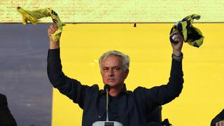 Fenerbahçe'nin yeni hocası Jose Mourinho resmi imzayı attı! Açıklamaları dikkat çekti Ben artık size aitim