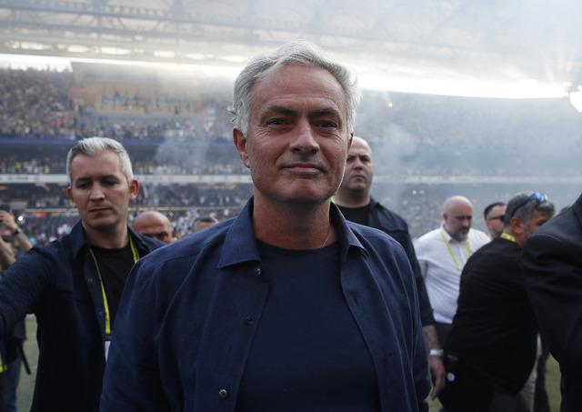  Fenerbahçe'nin yeni hocası Jose Mourinho, ilk basın toplantısını düzenledi. Fenerbahçe'deki planları ve transferlere dair de konuşan Mourinho, Aziz Yıldırım'ın sözlerine de yanıt verdi.  640xauto