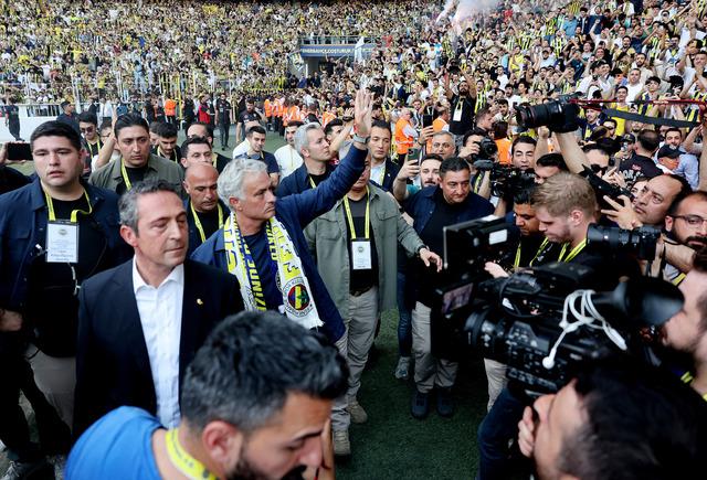  Fenerbahçe'nin yeni hocası Jose Mourinho, ilk basın toplantısını düzenledi. Fenerbahçe'deki planları ve transferlere dair de konuşan Mourinho, Aziz Yıldırım'ın sözlerine de yanıt verdi.  640xauto