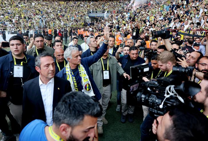 Tüm dünya Fenerbahçe'yi konuştu, Avrupa basını şaşkınlığını gizleyemedi! Mourinho'nun imzası sonrası bu başlıkları attılar: Çılgın kalabalık G4