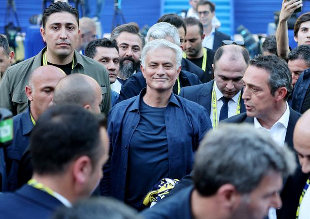  Fenerbahçe'nin yeni hocası Jose Mourinho, ilk basın toplantısını düzenledi. Fenerbahçe'deki planları ve transferlere dair de konuşan Mourinho, Aziz Yıldırım'ın sözlerine de yanıt verdi.  640xauto