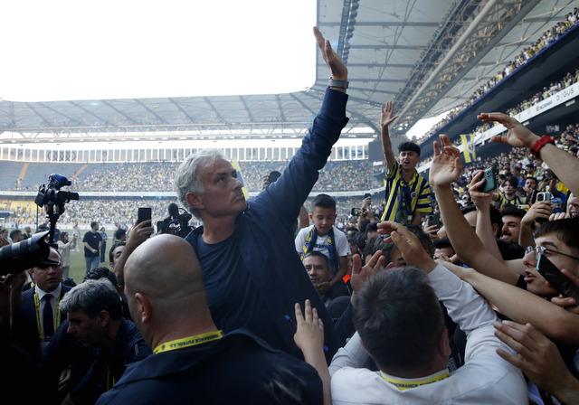  Fenerbahçe'nin yeni hocası Jose Mourinho, ilk basın toplantısını düzenledi. Fenerbahçe'deki planları ve transferlere dair de konuşan Mourinho, Aziz Yıldırım'ın sözlerine de yanıt verdi.  640xauto