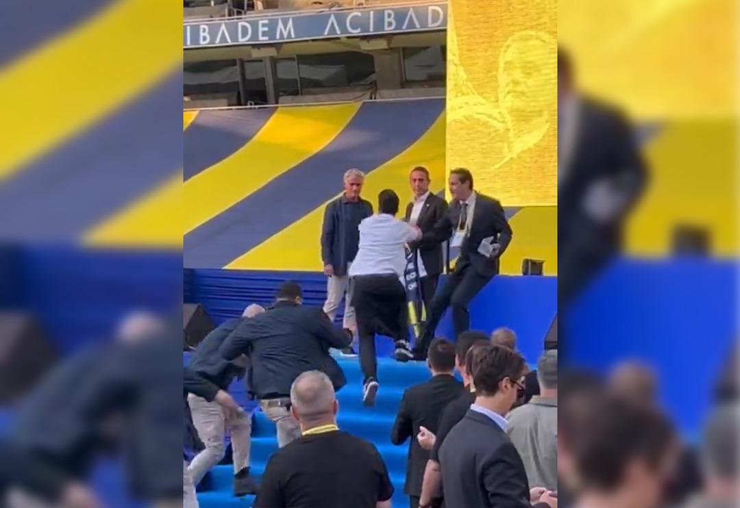 İmza t&ouml;reninde korkutan anlar! Bir taraftar sahneye atladı, Mourinho'nun &uuml;zerine koştu