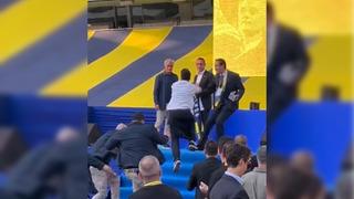 İmza töreninde korkutan anlar! Bir taraftar sahneye atladı, Mourinho'nun üzerine koştu