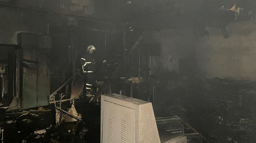 Önce iş yerini kundakladı, sonra itfaiyenin önünü kesip havaya ateş açtı