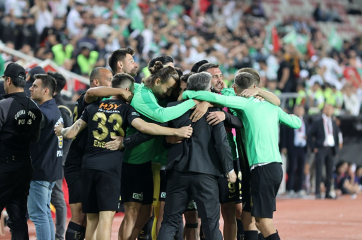 TFF 2. Lig play-off finalinde 1461 Trabzon'u 1-0 yenen Iğdır FK, Trendyol 1. Lig'e yükseldi. 18842655-728xauto