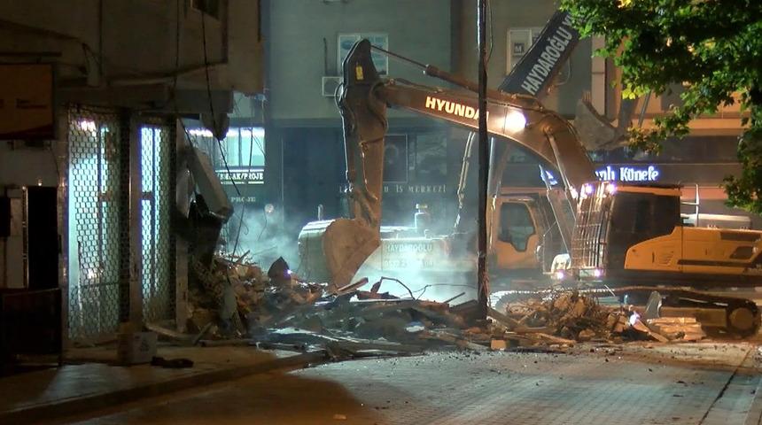 Küçükçekmece’de çöken 3 katlı binanın bitişiğindeki bina kontrollü şekilde yıkıldı!