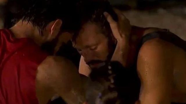 Survivor'da en büyük şampiyonluk adaylarından Hilmi Cem elendi! Atakan ile mücadelesinde duygusal anlar