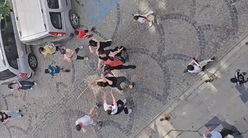 Tekme ve değneklerle saldırdılar! İstanbul'da çocukların kavgasına anneler de karıştı