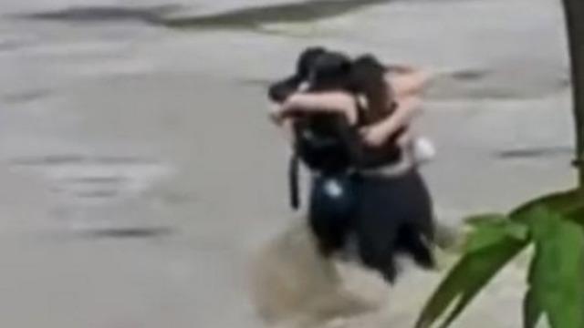 Sele kapılıp ölüme sürüklenmeden önceki son anları... Birbirlerine sarıldılar: 'Onların yok oluşunu izledik'