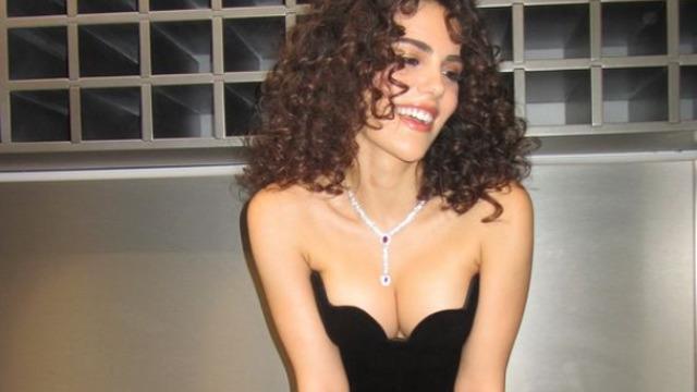 Ödül gecesi tarzı dillere düştü... Özgü Kaya bu haliyle hiç beğenilmedi! 'Aerobik dersine gelmiş gibi'