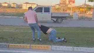 Şaşkına çeviren görüntüler! Kadını yol ortasında yerlerde sürükledi