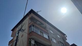 Bahçelievler'de faciadan dönüldü! 4 katlı binanın balkonu çöktü, bina boşaltıldı