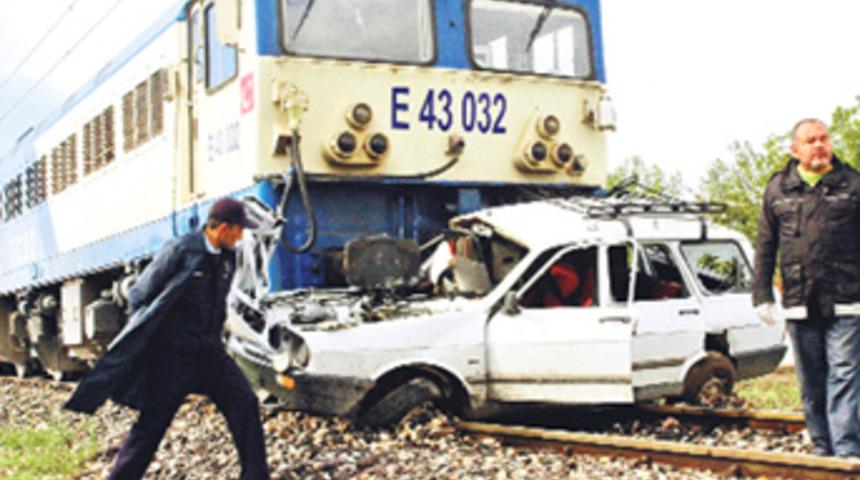 Y&uuml;k treni ile otomobil &ccedil;arpıştı!