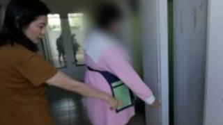 Umumi tuvalette çekilen çıplak fotoğraflarını göndererek şantaj yaptı! Kapılardaki küçük delikleri fark edince şaşkınlığa uğradı