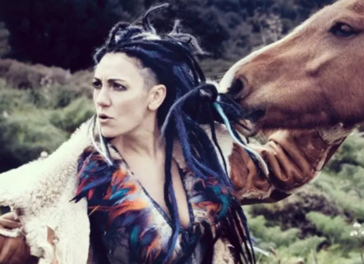 Yıllar &ouml;nce İstanbul'u terk etmişti! &Ouml;zlem Tekin sırra kadem bastı... &Ccedil;iftliğinin tavanı d&uuml;şm&uuml;ş, kapısına kilit vurulmuş