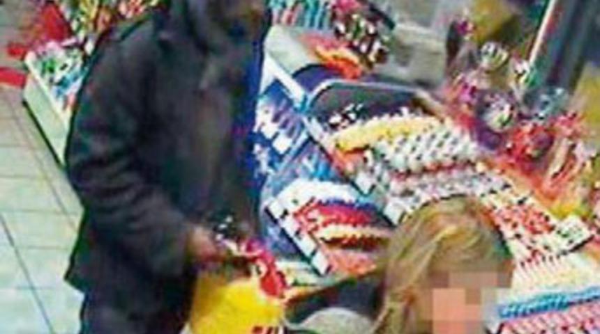 Süpermarkette benzinle kendini yaktı