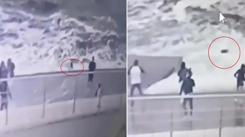 Deniz kenarında fotoğraf çekilmek isterken dalgaları hesaba katmadı! Poz verirken dalgalara kapıldı... O anlar anbean güvenlik kamerasına kaydedildi