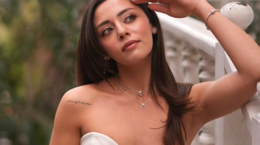 Kızılcık Şerbeti'nin Doğa'sı Sıla Türkoğlu davet tarzıyla dillere düştü! 'Daha kısa göstermiş' 