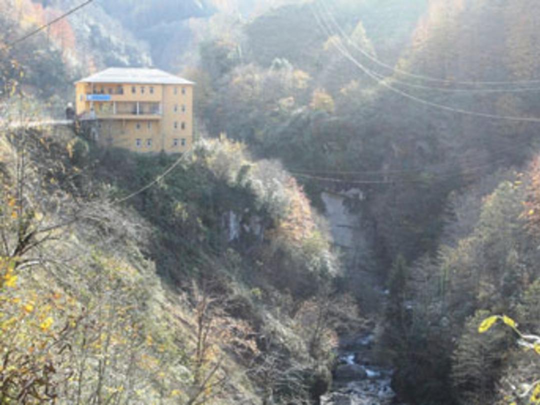 Uçurumun kenarına okul