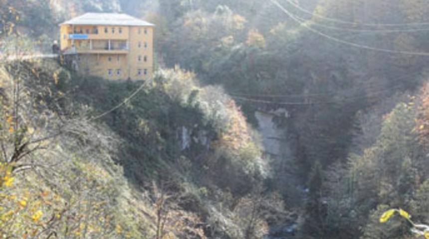 Uçurumun kenarına okul