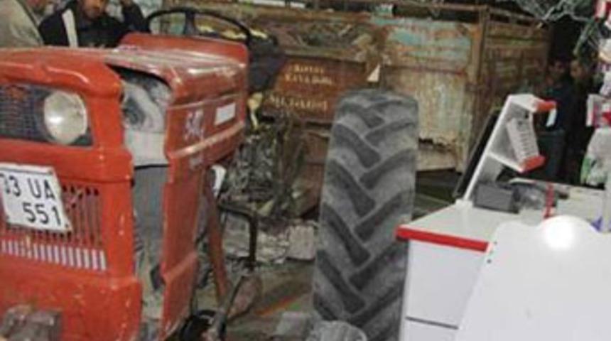 Jandarmadan kaçtı traktörle mağazaya girdi