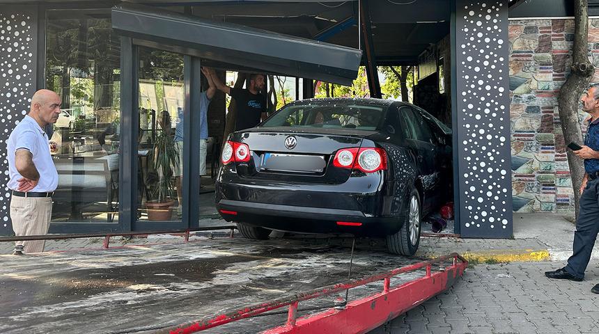 Gaz ile freni karıştırınca olanlar oldu! Dükkana daldı