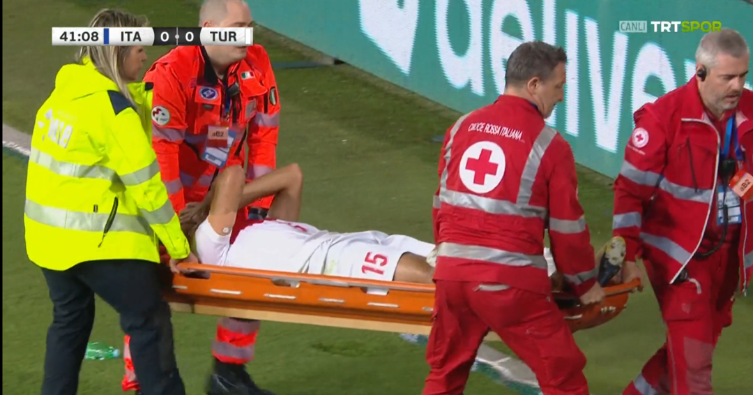 Avrupa Şampiyonası &ouml;ncesi Ozan Kabak'tan k&ouml;t&uuml; haber! Yaşadığı sakatlık sonrası sahayı sedyeyle terk etti