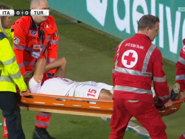 Avrupa Şampiyonası öncesi Ozan Kabak'tan kötü haber! Yaşadığı sakatlık sonrası sahayı sedyeyle terk etti