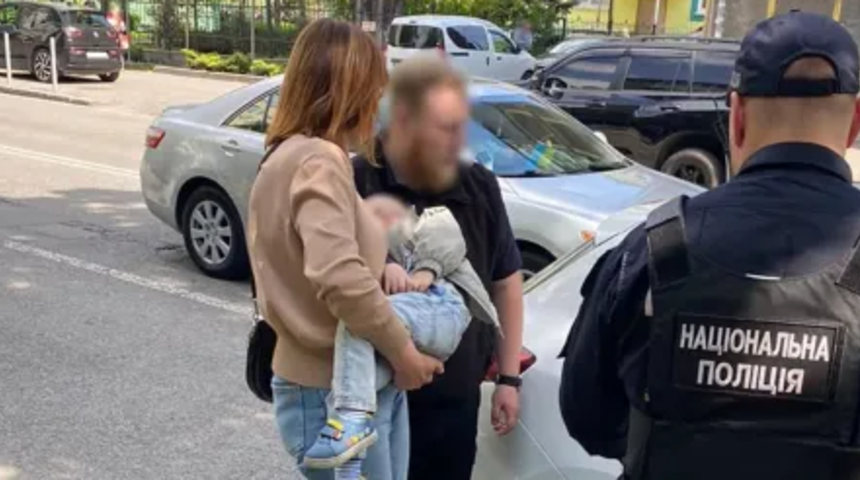 İş kurmak için paraya ihtiyacı olduğunu söyleyen anne 2 yaşındaki oğlunu satmaya çalışırken yakalandı! Savunması şaşkına çevirdi