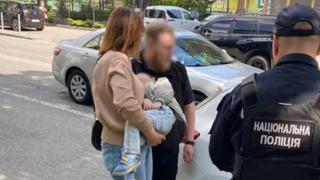 İş kurmak için paraya ihtiyacı olduğunu söyleyen anne 2 yaşındaki oğlunu satmaya çalışırken yakalandı! Savunması şaşkına çevirdi