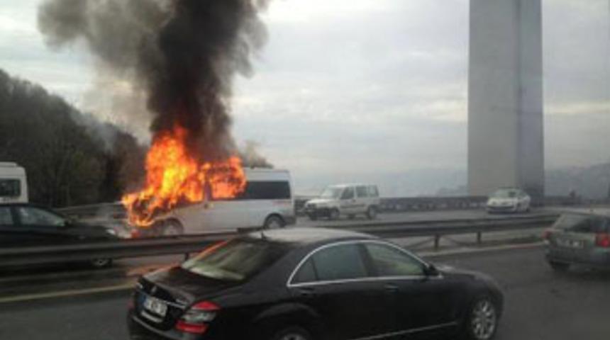 FSM'de servis minib&uuml;s&uuml; alev alev yandı