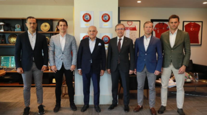 Mehmet Büyükekşi, EURO 2024'e gidecek hakemlerle buluştu