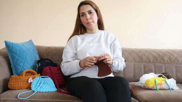 Depremzede kadın evde yapıp satarak gelir elde ediyor! Tanesi 500 ile bin 500 TL arasında değişiyor