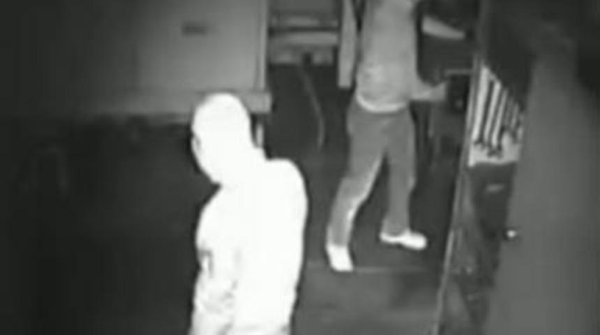 Anahtarı olan kasayı a&ccedil;mak i&ccedil;in uğraştılar