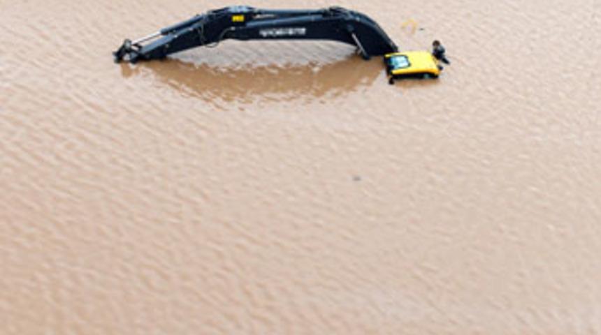 Diyarbakır'da &ccedil;evre yolları su altında kaldı