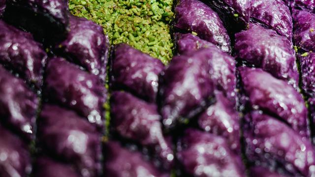 Mor baklava mı olur demeyin! Deneyen bağımlısı oluyor: Mor baklava nasıl yapılır?