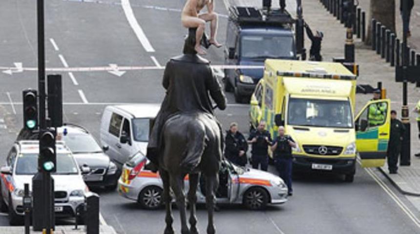 Heykel tepesinde 'çıplak şov'