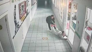 Down sendromlu öğrenciyi yerlerde sürükleyip, tekme attı! O öğretmen hakkında karar verildi