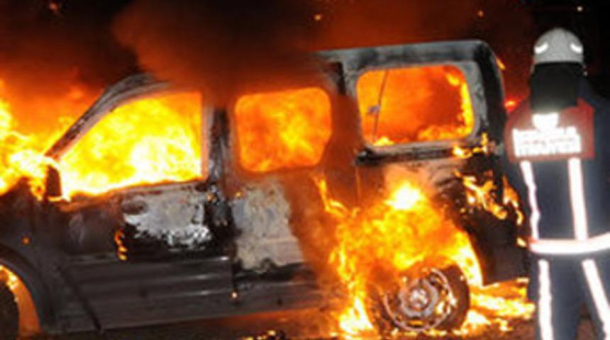 Eski Devlet Bakanı'nın aracı kundaklandı