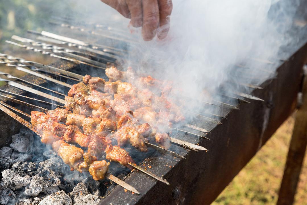 Mangal keyfi ölümle sonuçlanıyordu! Bir parça tavuk yedi sesini kaybetti... Herkesin başına gelebilir: Sakın bu hatayı yapmayın! 1080xauto