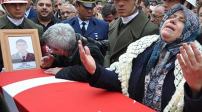 Şehit annesi T&uuml;rk bayrağını yerden kaldırttı