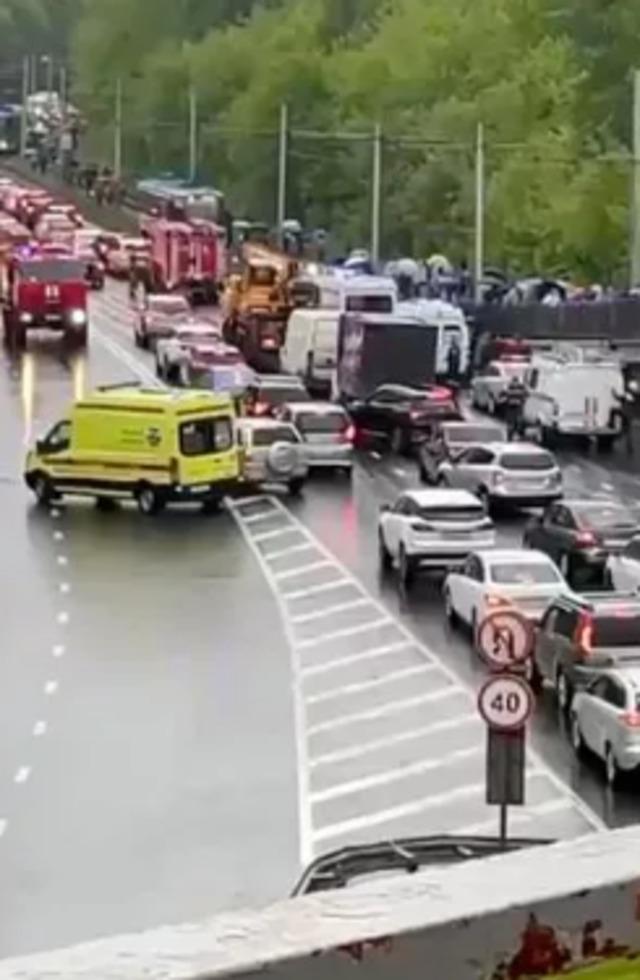 Fren arızası yaşayan tramvay kontrolünü kaybetti! Yolcular otoyolun ortasına fırladı... Korku dolu anlar: 80 yaralı, 1 ölü 640xauto